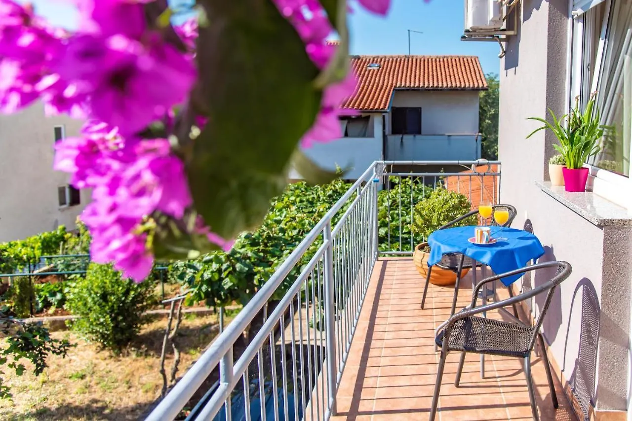 Apartman Maria Πούλα 0*,